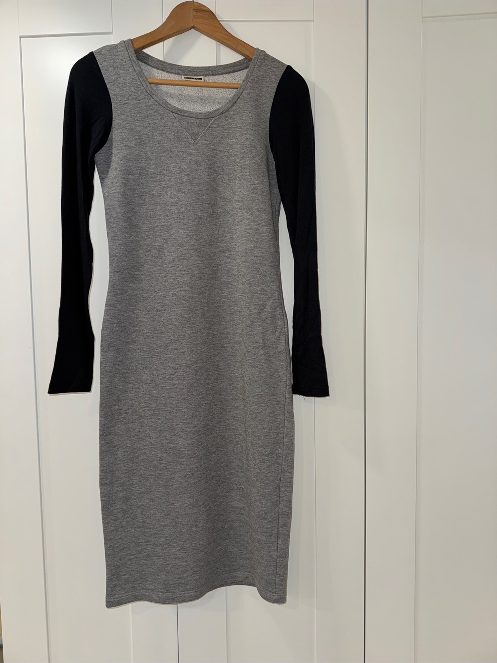 Vero Moda Grey Bodycon Dress with Black Long Sleeves